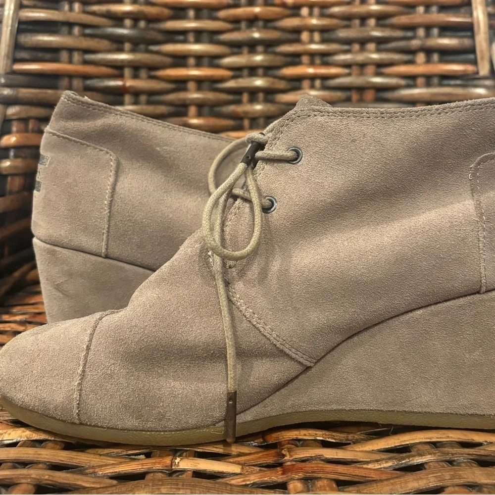 Tom’s Women's Suede Ankle Boots in size 10. Tan